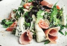 Πράσινη σαλάτα με ντοματίνια, μπλε τυρί και προσούτο Ευρυτανίας