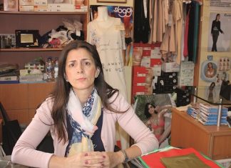 Η Πρόεδρος του Εμπορικού Συλλόγου Ευρυτανίας κ. Σπυριδούλα Παπαδοπούλου, δήλωσε στον Ευρυτανικό Παλμό για τα εμπορικά καταστήματα στο Καρπενήσι: ‘Αναμένονται να κλείσουν 2-3 καταστήματα ακόμη μέχρι τα Χριστούγεννα’.