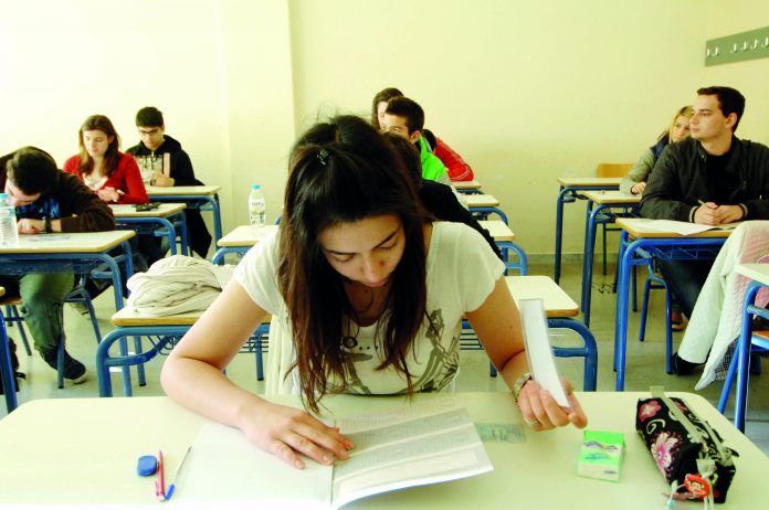 ΤΡΙΚΑΛΑ-ΠΑΝΕΛΛΑΔΙΚΕΣ ΕΞΕΤΑΣΕΙΣ 2011.(EUROKINISSI-ΘΑΝΑΣΗΣ ΚΑΛΙΑΡΑΣ)