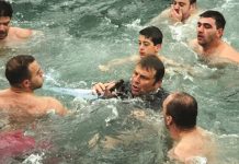 Ο Απόστολος Γκλέτσος ‘στα χέρια’ με εκπρόσωπο της ΝΔ τη μέρα των Θεοφανείων