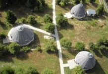 Πέτρινα Ιγκλού στα 1.000 μέτρα υψόμετρο στα Τζουμέρκα και οι τουρίστες κάνουν ουρά