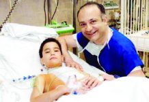 Αυξέντιος Καλαγκός. Ο γιατρός των φτωχών παιδιών που έχει χειρουργήσει ΔΩΡΕΑΝ 14.000 παιδιά
