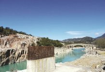 Με εντατικούς ρυθμούς η κατασκευή της νέας γέφυρας στην Τέμπλα