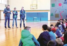 Ο Δημήτρης Διαμαντίδης κοντά στα παιδιά του Καρπενησίου