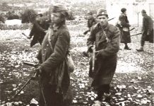 “Ο τελευταίος στρατιώτης που πεθαίνει” και “ο χτυπημένος οπλοπολυβολητής που… πέφτει”.