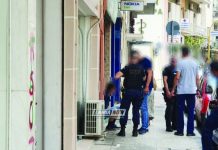Λαμιώτης έπιασε στα πράσα επίδοξο ληστή του αυτοκινήτου του και τον παρέδωσε στην αστυνομία