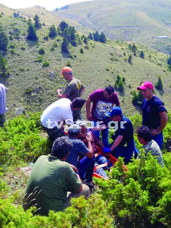 Από τη διάσωση του 72χρονου στην Άμπλιανη. φωτο www.tvstar.gr