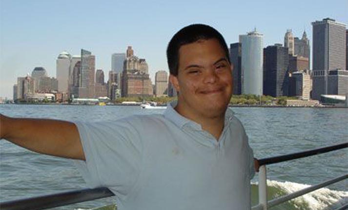 ioakeim_frosunis_o_nearos_ellinas_pou_nikise_to_sundromo_down_egrapse_ena_vivlio_kai_kserei_na_mila_3_ksenes_glosses_featured