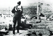 12 Οκτωβρίου 1944, η γερμανική σβάστικα κατεβαίνει από την Ακρόπολη. “Η Αθήνα ελεύθερη”
