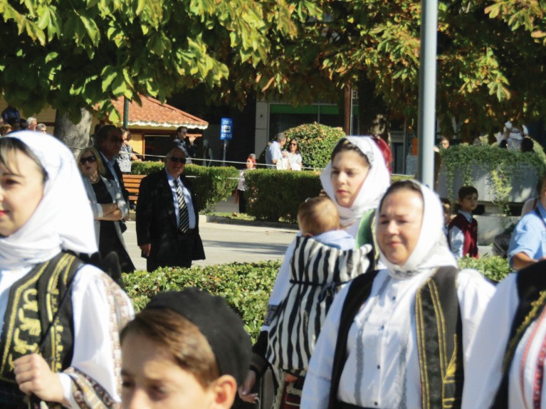 Τρίκαλα Νεαρή έκανε παρέλαση με μάρσιπο και το μωρό αγκαλιά.