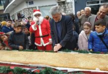 Έφτιαξαν το μεγαλύτερο μελομακάρονο στον κόσμο και διεκδικούν παγκόσμιο ρεκόρ