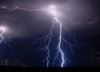 Κεραυνός έριξε δέντρο στους Κορυσχάδες