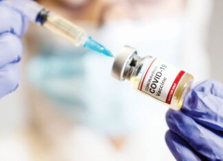 Στέλνονται τα sms για την τρίτη δόση εμβολίου, τα σενάρια για τέταρτη δόση