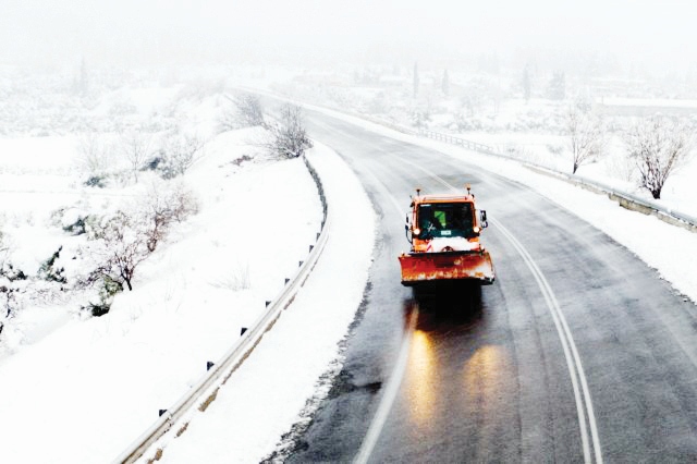 ΧΙΟΝΙΑ ΣΤΗΝ ΒΟΙΩΤΙΑ.ΕΡΥΘΡΕΣ.ΠΡΟΣΠΑΘΕΙΑ ΑΠΟ ΤΑ ΕΚΧΙΟΝΙΣΤΙΚΑ ΝΑ ΜΕΙΝΕΙ ΑΝΟΙΧΤΟΣ Ο ΔΡΟΜΟΣ ΜΑΝΔΡΑΣ-ΘΗΒΑΣ.ΦΩΤΟΓΡΑΦΙΑ ΑΝΤΩΝΗΣ ΝΙΚΟΛΟΠΟΥΛΟΣ/EUROKIN
