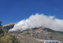 Σε εξέλιξη η φωτιά στο Βελούχι
