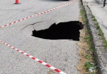 Άνοιξε η γη σε κεντρικό δρόμο του Καρπενησίου