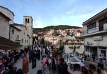 Η περιφορά του επιταφίου του Ι.Ν. Αγίας Τριάδος (φωτογραφίες)