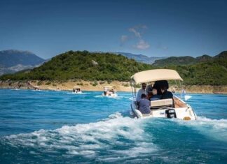 Ξεκίνησαν οι περιηγήσεις με τα βαρκάκια στη Λίμνη Κρεμαστών