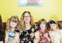 Ζευγάρι με δύο παιδιά υιοθετεί τέσσερα κορίτσια με ειδικές ανάγκες