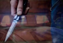 Μαχαίρωσε τον διπλανό της μέσα στο λεωφορείο