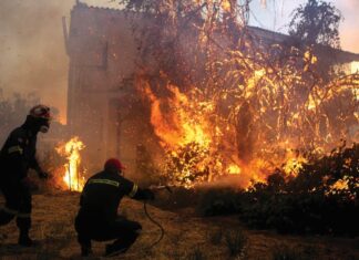 Κάηκε η Εύβοια. Σε κατάσταση επιφυλακής η Ευρυτανία