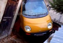 Απίστευτο τροχαίο στη Φθιώτιδα: Αυτοκίνητο… προσγειώθηκε μέσα σε σπίτι, μετά από «τρελή» κούρσα (εικόνες)