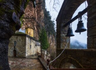 Παναγία Στάνας: Το εντυπωσιακό μοναστήρι που βρίσκεται κρυμμένο σε έναν απότομο βράχο