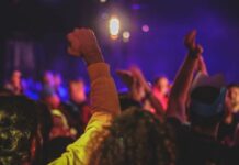 Κάτω από τη μύτη