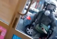 Εισαγγελική έρευνα για τον αστυνομικό των ΜΑΤ που έσπασε τζαμαρία στα Εξάρχεια