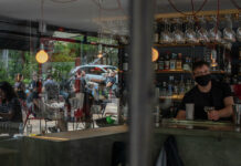 Έτσι θα μπαίνουν στα καταστήματα οι ανήλικοι από αύριο – Τι ισχύει για καφέ και εστιατόρια