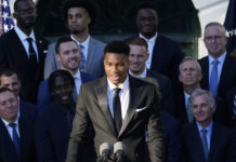 Γιάννης Αντετοκούνμπο: Ένα παιδί από τα Σεπόλια στα σκαλιά του Λευκού Οίκου