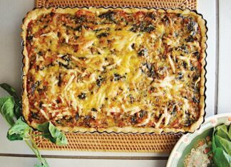 Τάρτα με τραχανά, γραβιέρα και χόρτα