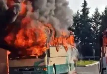 Τυλίχθηκε στις φλόγες λεωφορείο του ΚΤΕΛ