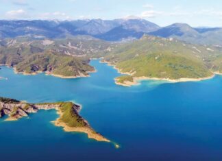 Ταξιδεύοντας με φουσκωτό στη Λίμνη Κρεμαστών και στα στενά του Αχελώου