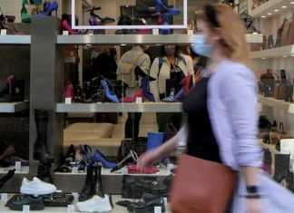 Τέλος η μάσκα σε εσωτερικούς χώρους από αύριο Τετάρτη