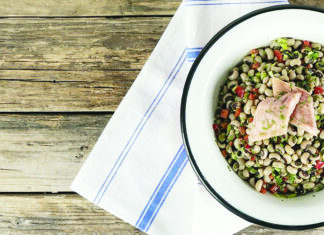 Σαλάτα με μαυρομάτικα και καπνιστή πέστροφα