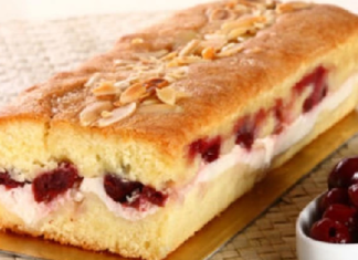 Γεμιστό κέικ βανίλια με μαρμελάδα κεράσι