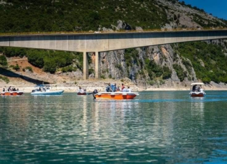 Ξεκίνησαν οι περιηγήσεις στην Λίμνη Κρεμαστών σήμερα 14/7