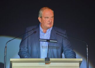 Κάτω από τη μύτη