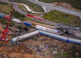 57 νεκροί μετά από σύγκρουση τρένων στα Τέμπη. Τραγωδία βύθισε την Ελλάδα στο πένθος