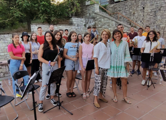 ΜΟΝΙΚΑ + ΦΙΛΑΡΜΟΝΙΚΗ ΚΑΡΠΕΝΗΣΙΟΥ: Δημιουργική επανένωση στις Σπέτσες