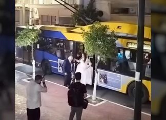 Πειραιάς: Νύφη πήγε στην εκκλησία με το… τρόλεϊ! – Δείτε βίντεο