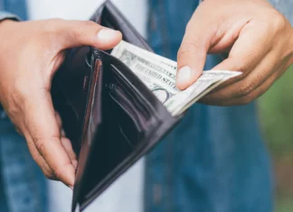 ΚΚΕ ΕΥΡΥΤΑΝΙΑΣ: «Τώρα πεινάνε κι όσοι εργάζονται…» Πού οφείλεται η ακρίβεια;