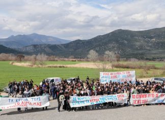 Τέμπη: «Πλημμύρισε» με φοιτητές ο τόπος του δυστυχήματος στο ετήσιο μνημόσυνο b678d13b3fa855f01907a1a245e1a5ff l