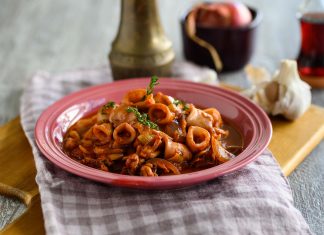 Καλαμαράκια κοκκινιστά με πράσα και κρεμμυδάκια kalamari katsarola kokkinisto kremmydia prasa