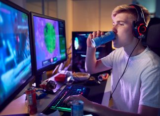 Ενημερωτική Ημερίδα: “Εθισμός στο Διαδίκτυο” teenage,boy,drinking,caffeine,energy,drink,gaming,at,home,using