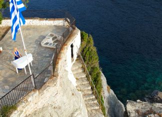 Η ιπτάμενη πιανίστρια Έλενα Ξυδιά με το πιάνο της στην κορυφή ενός βράχου 100 μέτρων στη Σκόπελο 12