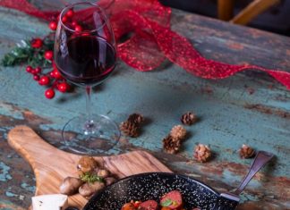 Σαγανάκι με λουκάνικα, γλυκοπατάτες, κάστανα και κατσικίσιο τυρί saganaki