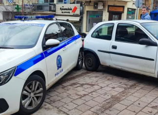 Περιπολικο του Α.Τ Καρπενησίου τράκαρε σταθμευμένο όχημα image 13