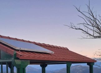 Κιόσκι της ΠΕ Ευρυτανίας στη Βαλαώρα με θέα τη λίμνη Κρεμαστών tasios